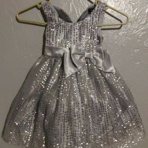 Zunie toddler girl formal party dress sz 2T silver